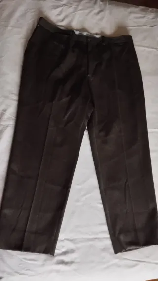 Pantalón marrón de calidad hecho por un sastre