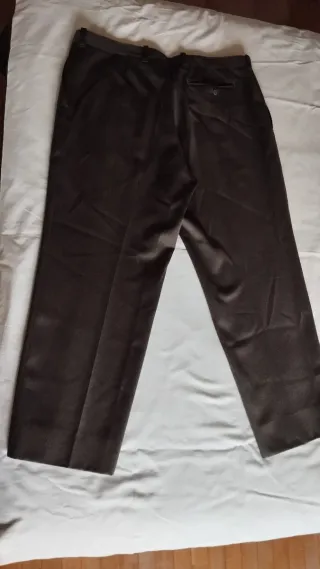 Pantalón marrón de calidad hecho por un sastre