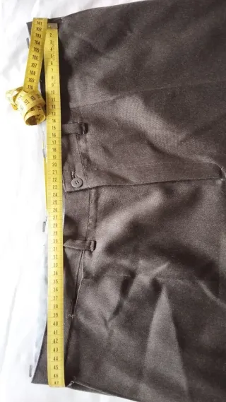 Pantalón marrón de calidad hecho por un sastre