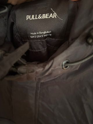 Abrigo Pull&Bear negro con capucha