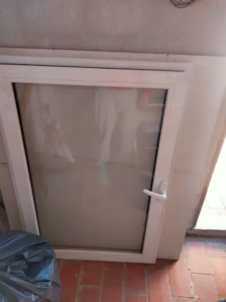 Ventana blanca con marco