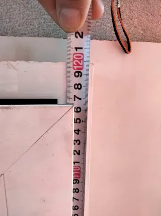 Ventana blanca con marco