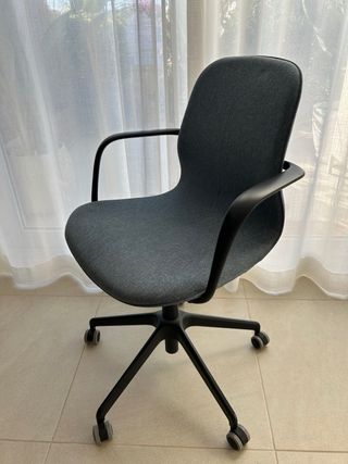 Silla de oficina giratoria con reposabrazos
