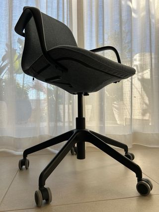 Silla de oficina giratoria con reposabrazos
