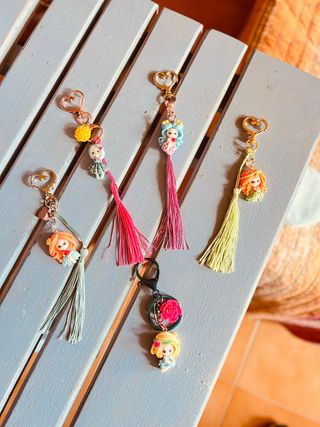 Portachiavi con bambole in resina e nappe