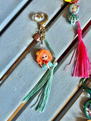 Portachiavi con bambole in resina e nappe
