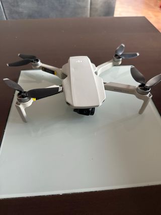 Dron DJI Mini con mando y repuestos