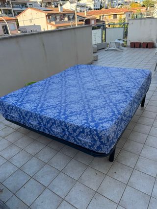 Cama con funda floral azul