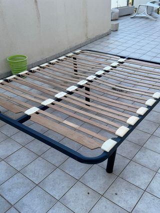 Cama con funda floral azul