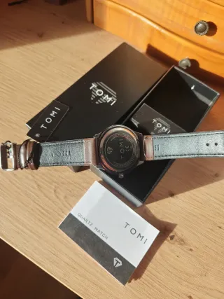 Reloj Tomi Negro con Fecha y Día