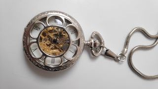 Reloj de bolsillo plateado con cadena