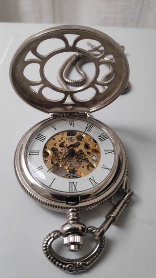 Reloj de bolsillo plateado con cadena