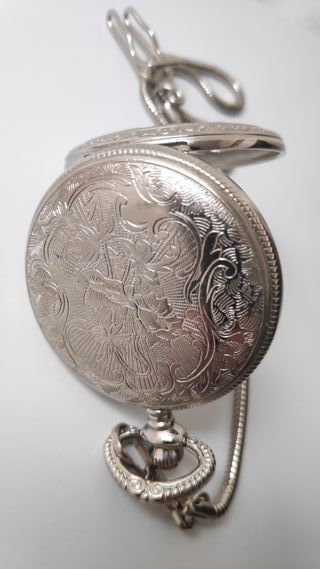 Reloj de bolsillo plateado con cadena