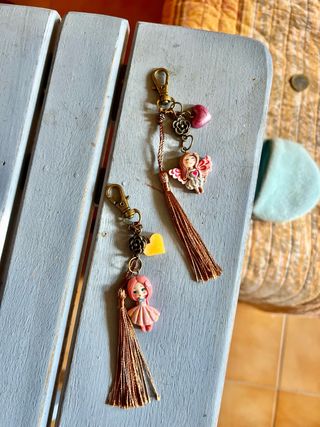 Portachiavi in resina con bambole e perline