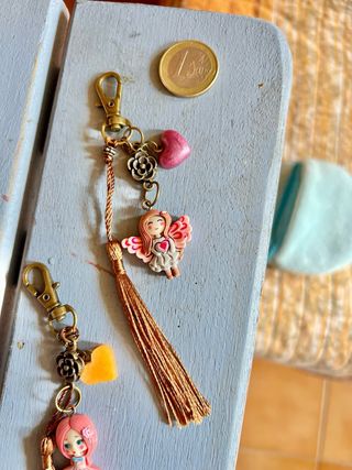 Portachiavi in resina con bambole e perline