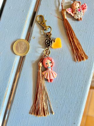 Portachiavi in resina con bambole e perline