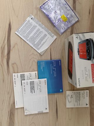 Caja PSP 3000 Piano Black y manuales