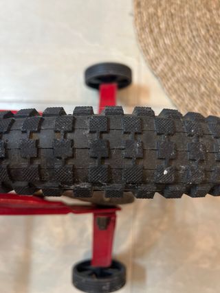 Bicicleta infantil roja con ruedines