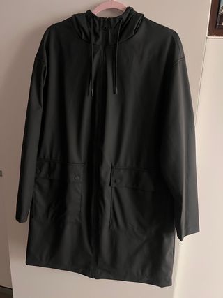 Chubasquero Negro Primark.