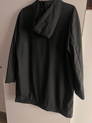 Chubasquero Negro Primark.