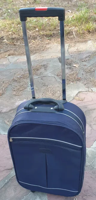 Maleta pequeña azul con ruedas