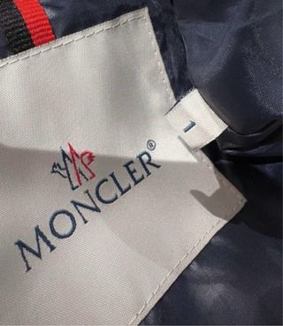 Chaqueta Moncler azul con cinturón y capucha