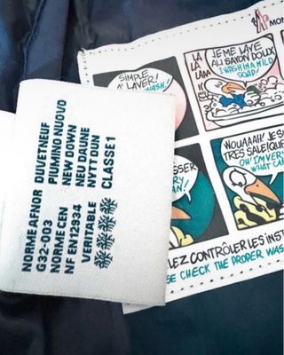 Chaqueta Moncler azul con cinturón y capucha