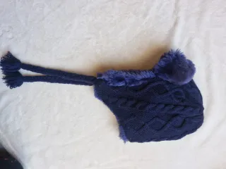 Gorro azul con orejeras y trenzas