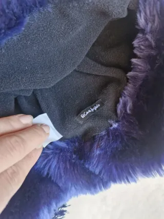 Gorro azul con orejeras y trenzas