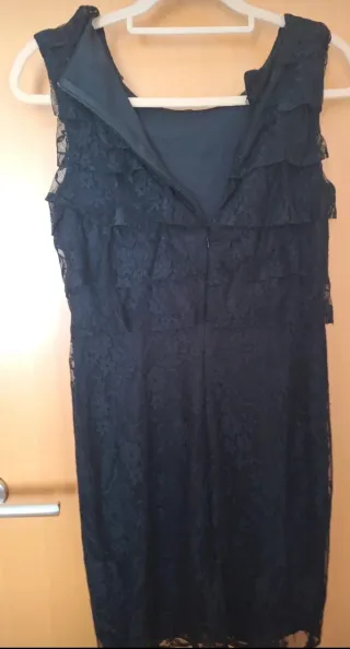 Vestido de fiesta negro con volantes