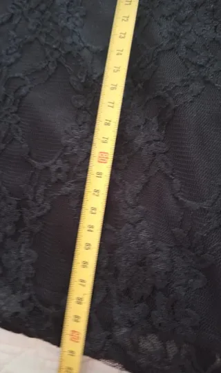 Vestido de fiesta negro con volantes