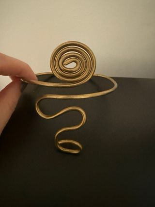 Brazalete dorado para brazo con diseño espiral