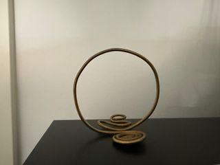 Brazalete dorado para brazo con diseño espiral