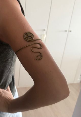 Brazalete dorado para brazo con diseño espiral