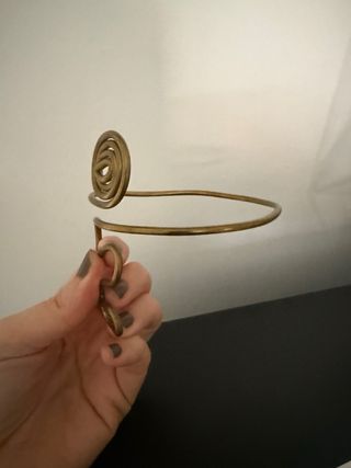 Brazalete dorado para brazo con diseño espiral