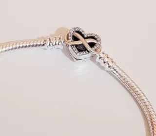 Pulsera en plata corazón infinito.