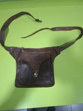 Riñonera de piel marrón