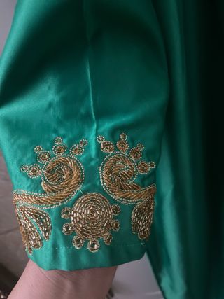 Kandora verde con bordado dorado