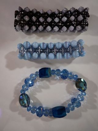 3 braccialetti neri e blu