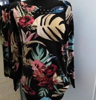 Jersey Guess Estampado Floral Negro