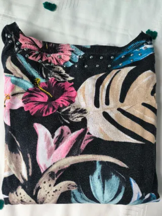 Jersey Guess Estampado Floral Negro