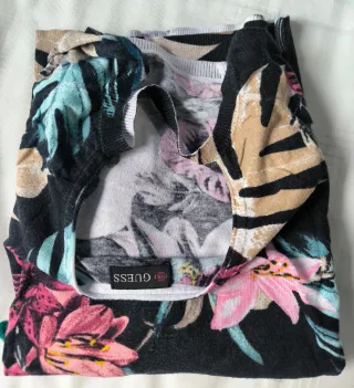 Jersey Guess Estampado Floral Negro