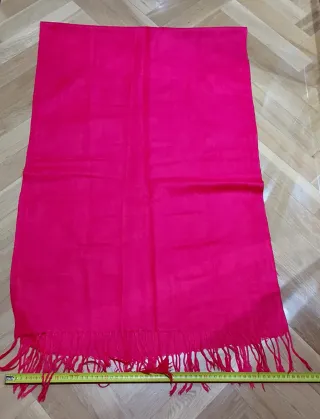 Bufanda rosa con flecos.