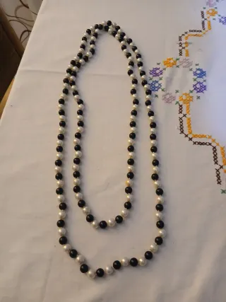 Collar de perlas blanco y negro