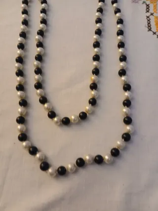 Collar de perlas blanco y negro