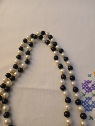 Collar de perlas blanco y negro