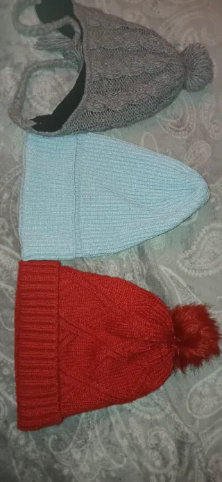 Bonete tejido gris y rojo