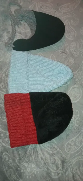 Bonete tejido gris y rojo