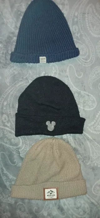 Bonete tejido gris y rojo