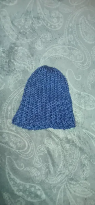 Bonete tejido gris y rojo